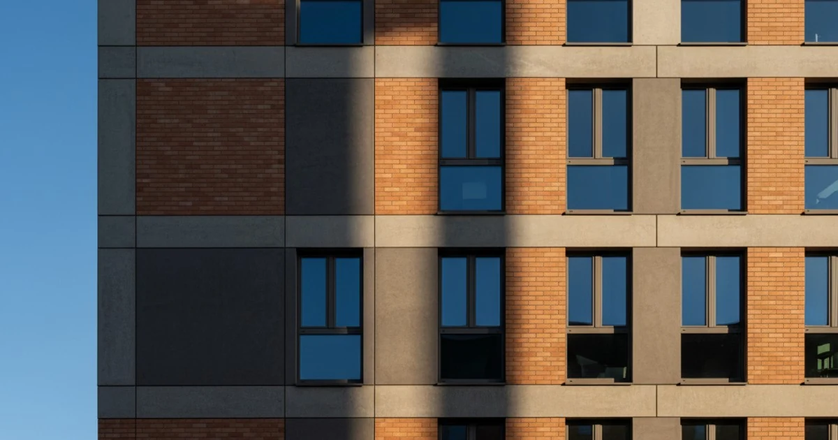 Modernes Wohngebäude in Hamburg mit AI Overview Google-Suchergebnissen auf einem Smartphone